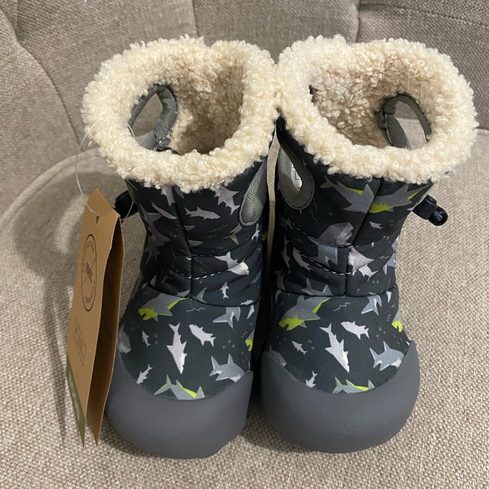 NWT Bogs toddler boots 5